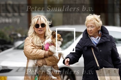 Amsterdam 10 oktober 2025
Tatjana Simic met haar hondje en moeder op straat in Amsterdam zuid.