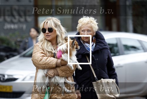 Amsterdam 10 oktober 2025
Tatjana Simic met haar hondje en moeder op straat in Amsterdam zuid.