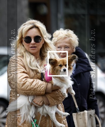 Amsterdam 10 oktober 2025
Tatjana Simic met haar hondje en moeder op straat in Amsterdam zuid.