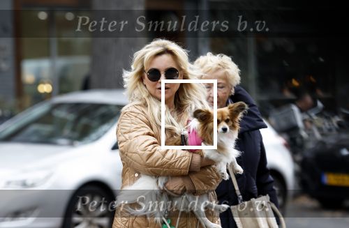 Amsterdam 10 oktober 2025
Tatjana Simic met haar hondje en moeder op straat in Amsterdam zuid.