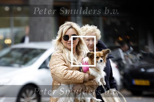 Amsterdam 10 oktober 2025
Tatjana Simic met haar hondje en moeder op straat in Amsterdam zuid.