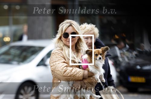 Amsterdam 10 oktober 2025
Tatjana Simic met haar hondje en moeder op straat in Amsterdam zuid.