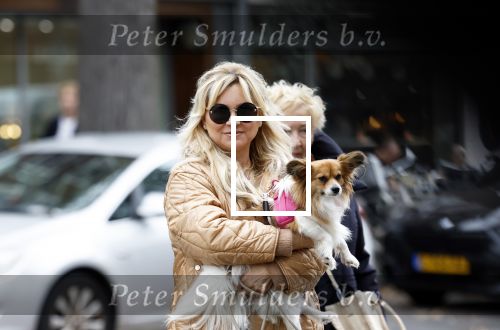 Amsterdam 10 oktober 2025
Tatjana Simic met haar hondje en moeder op straat in Amsterdam zuid.