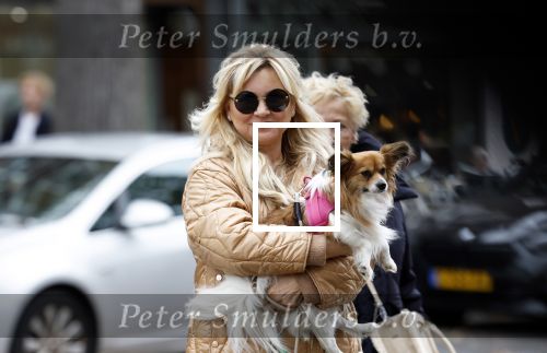 Amsterdam 10 oktober 2025
Tatjana Simic met haar hondje en moeder op straat in Amsterdam zuid.