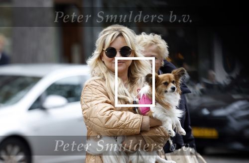 Amsterdam 10 oktober 2025
Tatjana Simic met haar hondje en moeder op straat in Amsterdam zuid.