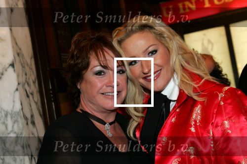 Amsterdam 18 oktober 2004
Uitreiking Beau Monde awards in Tuschinski.
Viola Holt en Christine v d Horst
Peter Smulders bv