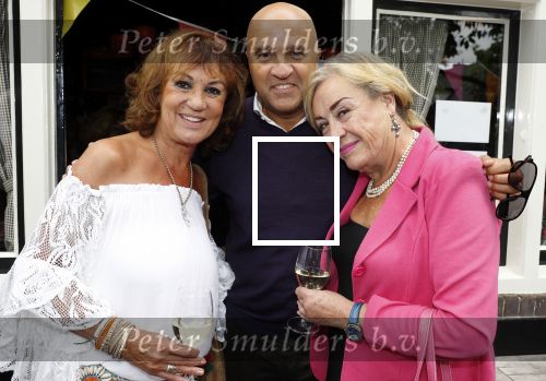 Blaricum 6 september 2016
Surprise party voor Willibrord Frequin zijn 75e verjaardag bij  Moeke Spijstra.
Zijn vriendin kinderen en kleinkinderen zijn natuurlijk aanwezig. Jose Hoebee en Viola Holt en John v d Heuvel