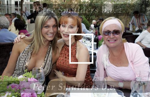 Loosdrecht 28 mei 2005
Etentje bij restaurant Fatou.
Kelly met Marijke Helwegen en Viola Holt
Peter Smulders bv