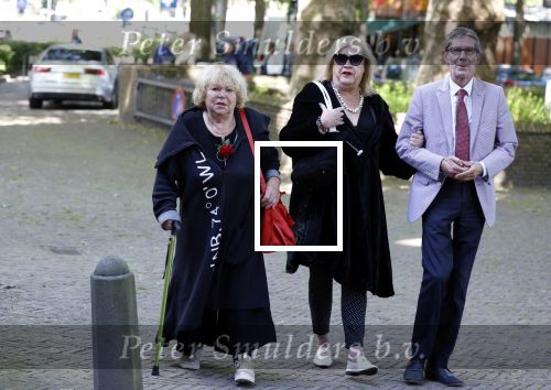 Laren 2 juni 2022
Begrafenis / dienst van Willibrord Frequin in de Sint Jansbasiliek in Laren . Tineke de Nooij en Viola Holt met man Peter