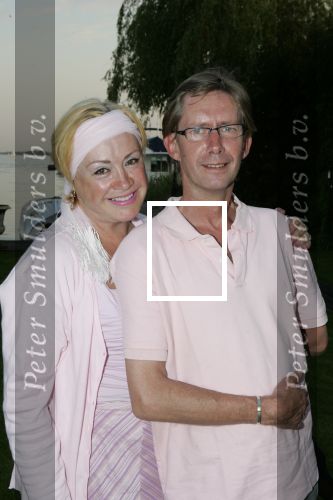 Loosdrecht 28 mei 2005
Etentje bij restaurant Fatou.
Viola Holt met zonnebril en man Peter
Peter Smulders bv
