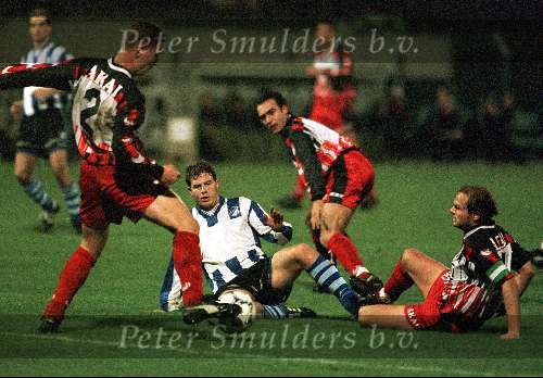 Eindhoven, 7 november 1998
EVV Eindhoven-SC Excelsior, eindstand 2-3
EVV Eindhoven nog steeds zonder shirtreklame.
Richard v Gils zittend op de grond spelend voor EVV Eindhoven
