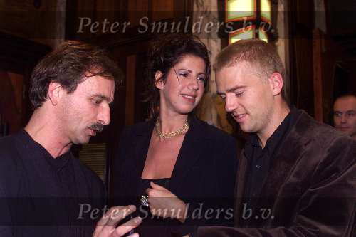 Amsterdam 1 november 1999
Tuschinski theater
Premiere DO NOT DISTURB
JOHAN VLEMMIX toont de fl. 100.00 munt aan ANTONIE KAMERLING en ISA HOES