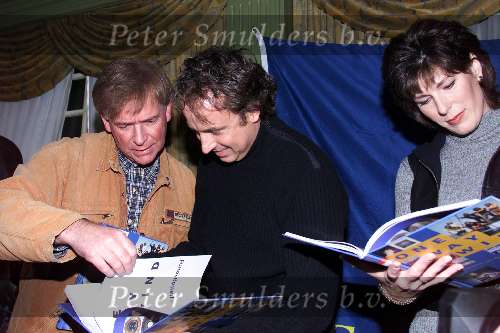 Volendam 29 november 1999
Uitreiking boek ONE WAY WIND
MARCO BORSATO, ARNOLD MUHREN EN CAROLA SMIT lezen uit het boek