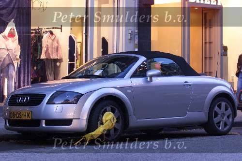 Amsterdam 27 november 1999
Audi TT in de wielklem  PC Hooftstraat