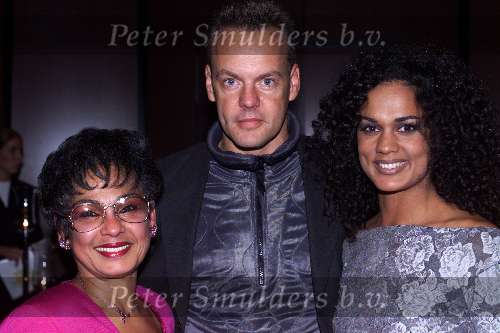 Amsterdam 20-11-1999
Unicef Gala in het Sheraton Hotel Schiphol.
Roger Moore en zijn vrouw Kristina.
Chimaine v Oosterhout met haar vriend en haar moeder.