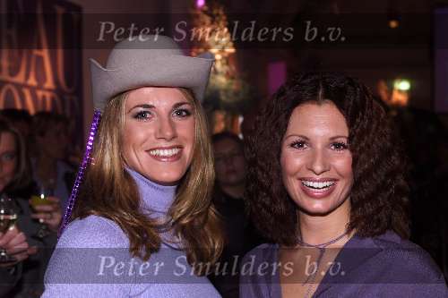 Naarden Vesting 1-11-1999
Uitreiking boek van Leco van Zadelhoff in het Arsenaal in Naarden Vesting
Leontine Borsato en Danielle Overgaag met cowboy-hoed