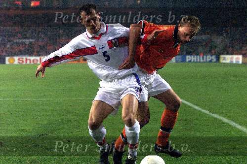 Eindhoven 13 november 1999
Nederland-Tjechie, eindstand 1-1
Dennis Bergkamp in duel met Radoslav Latal