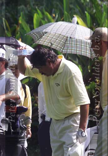 Kuala Lumpur 18 november 1999
World Cup golf 1999
Eduardo Romero gooit water over zijn hoofd vanwege de warmte.