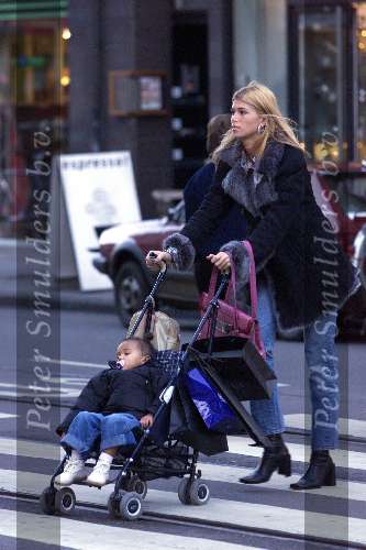 Amsterdam 27 november 1999
Estelle Cruyff met haar zoontje winkelende in de PS Hooftstraat en haar mercedes Cabriolet