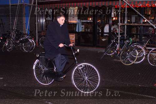 Amsterdam 1 november 1999
Tuschinski theater
Premiere DO NOT DISTURB
FELIX ROTTENBERG op de fiets