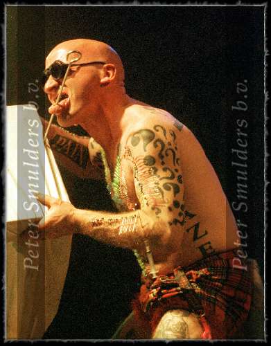 10 april 1999
FREAKSHOW
Man met vele tatoeages en een grote piercing door zijn tong