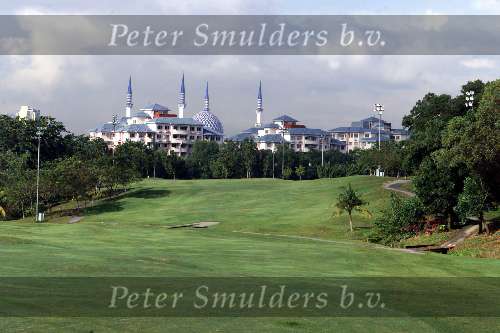 Kuala Lumpur 17 november 1999
Golfbaan  SHAHALAM met op achtergrond moskee
Golfen in Maleisie