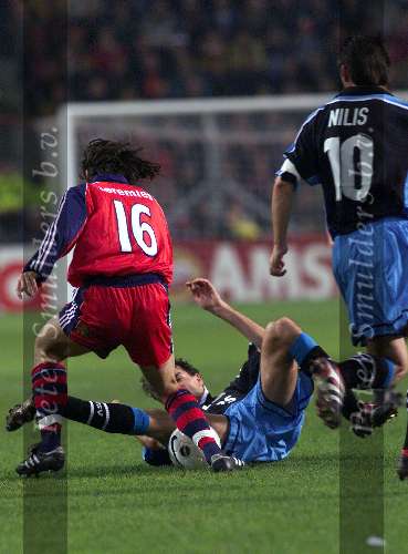 Eindhoven 26 oktober 1999
PSV-Bayern Munchen, eindstand
Jan Heintze op de grond is Jens Jeremies de baas.
Luc Nilis kijkt toe