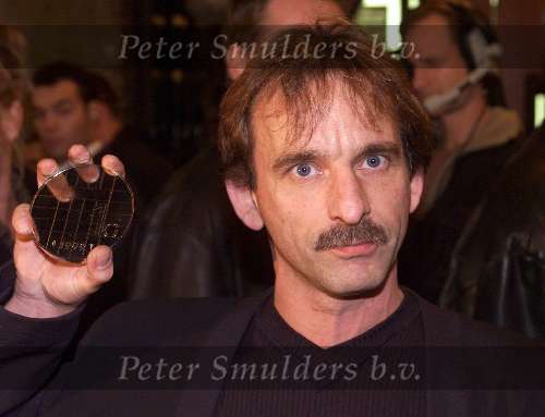 Amsterdam 1 november 1999
Tuschinski theater
Premiere DO NOT DISTURB
JOHAN VLEMMIX met zijn 100 gulden munt van BIG BROTHER