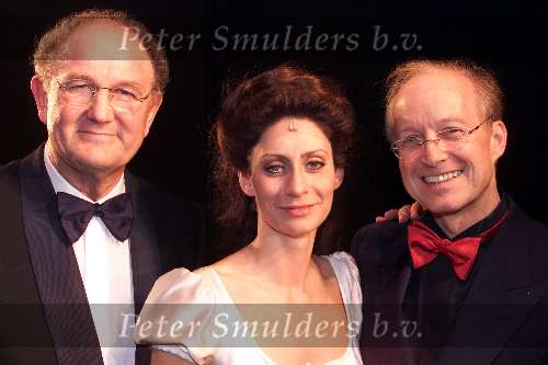 Scheveningen 21-11-1999
Premiere van de musical Elisabeth in het circustheater in Scheveningen.
Joop v d Ende met Pia Douwes en de schrijver van Elisabeth