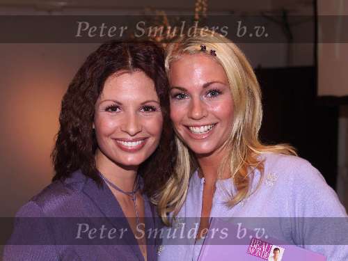 Naarden Vesting 1 November 1999
Uitreiking boek van Leco van Zadelhoff in het Arsenaal in Naarden Vesting
Leontine Borsato met Ellemieke Vermolen