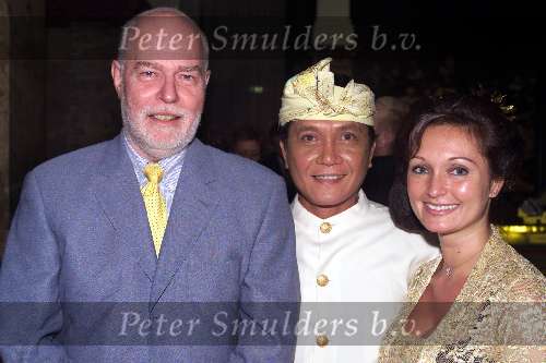 Den Haag 4 november 1999
Uitreiking boek PIERRE WIND
SANDRA MASMEIJER en LONNY samen met Louis Bisschops