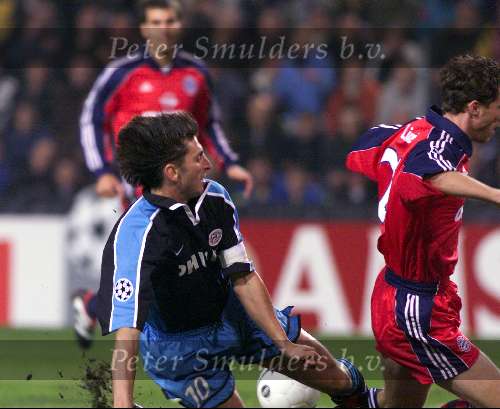 Eindhoven 26 oktober 1999
PSV-Bayern Munchen, eindstand
Luc Nilis in duel met Lothar Matheus