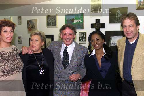 Essen (Belgie) 9-11-1999
Opening nieuwe zaak van Theo Sijthoff .
Links Diny Jongbloed (vriendin Maarten Spanjer) , Diny en Theo Sythoff, Martha Wesenhagen en Maarten Spanjer.