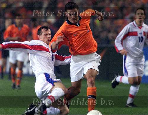Eindhoven 13 november 1999
Nederland-Tjechie, eindstand 1-1
Marc Overmars in duel met Radoslav  Latal