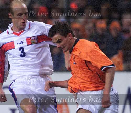Eindhoven 13 november 1999
Nederland-Tjechie, eindstand 1-1
Marc Overmars in duel met Karel Rada