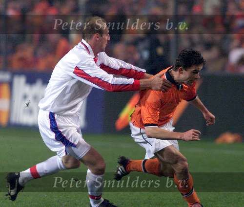 Eindhoven 13 november 1999
Nederland-Tjechie, eindstand 1-1
Marc Overmars in duel met Karel Rada