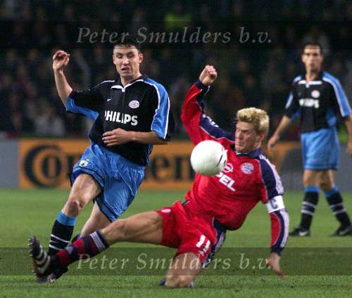 Eindhoven 26 oktober 1999
PSV-Bayern Munchen, eindstand
Mark v bommel in duel met Stefan Effenberg
