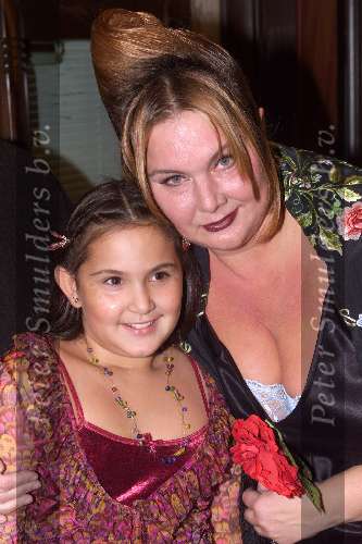 Amsterdam 1 november 1999
Tuschinski theater
Premiere DO NOT DISTURB
MAYA V D BROECKE met dochtertje
