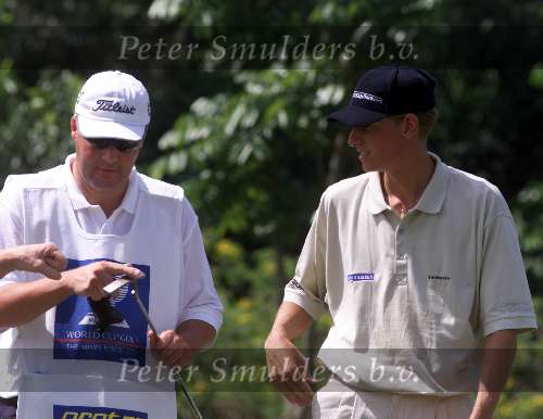 Kuala Lumpur 18 november 1999
World Cup Golf 1999
The Mines Resort City, Maleisie
Eerste dag Maarten Lafeber met manager/caddy Michiel Floris
