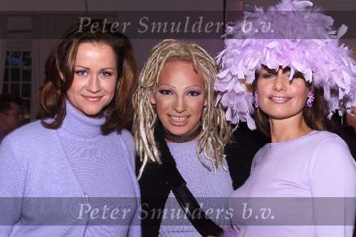 Naarden Vesting 1-11-1999
Uitreiking boek van Leco van Zadelhoff in het Arsenaal in Naarden Vesting
Pauline Huizinga met Marisca Hulscher met een travestiet