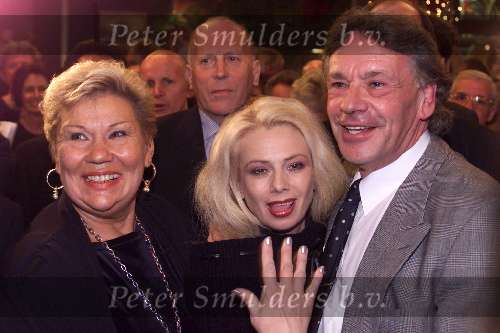 Essen (Belgie) 9-11-1999
Opening nieuwe zaak van Theo Sijthoff .
Theo Sijthoff met zijn vrouw en met Penny de Jager.