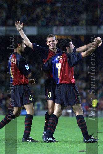 Barcelona, 23 oktober 1999
FC Barcelona-Athletic de Bilbao, 4-0
Phillip Cocu heeft 1-0 gescoord en wordt gefeliciteerd door FIGO en GUARDIOLA