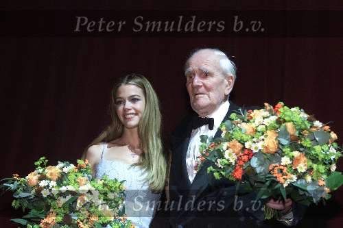 AMSTERDAM 23 November 1999
Premiere van de niuewe James Bond film in Tushinsky Amsterdam.
Q met Bond girl .....