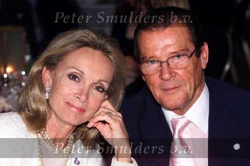 Amsterdam 20 November 1999
Unicef Gala in het Sheraton Hotel Schiphol.
Roger Moore en zijn vrouw Kristina.