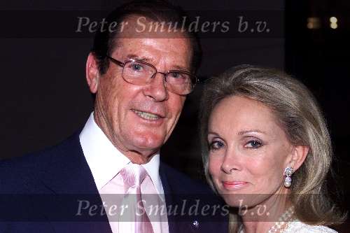 Amsterdam 20-11-1999
Unicef Gala in het Sheraton Hotel Schiphol.
Roger Moore en zijn vrouw Kristina.