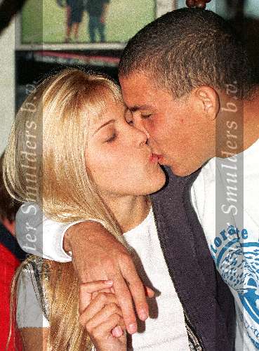 Eindhoven 14 September 1999
Ronaldo met zijn vriendin Nadja Franca bij Restaurant Grotta Azzurra in Eindhoven.