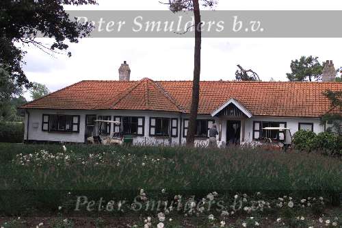 Knokke 20 Augustus 1999
de ruimte  van de Royal Zoute waar de clubs van de leden worden bewaard.
Golfen