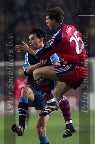 Eindhoven 26 oktober 1999
PSV-Bayern Munchen, eindstand
Thomas Linke in duel met Ruud v Nistelrooy