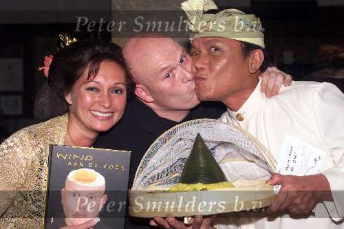 Den Haag 4 november 1999
Uitreiking boek PIERRE WIND
Sandra Masmeijer en Lonny samen met PIERRE WIND