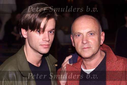 Amsterdam 1 november 1999
Tuschinski theater
Premiere DO NOT DISTURB
SERGE HENRI VALCKE met zijn vriend